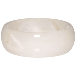 Bracelet manchette fermé rigide en plastique de couleur blanc.