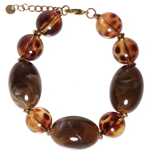 Bracelet composé de perles en acier doré et de perles de couleur marron et ambre. Fermoir mousqueton avec 3 cm de rallonge.