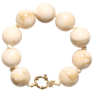 Bracelet composé d'un cordon de coton ciré de couleur blanc et de perles de couleur blanche. Fermoir bouée en acier doré avec 1.5 cm de rallonge.