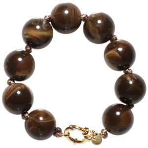 Bracelet composé d'un cordon de coton ciré de couleur marron et de perles de couleur marron. Fermoir bouée en acier doré avec 1.5 cm de rallonge.