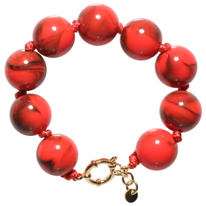 Bracelet composé d'un cordon de coton ciré de couleur rouge et de perles de couleur rouge. Fermoir bouée en acier doré avec 1.5 cm de rallonge.