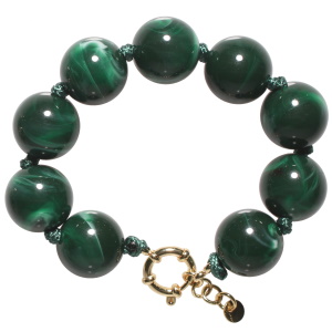 Bracelet composé d'un cordon de coton ciré de couleur vert et de perles de couleur verte. Fermoir bouée en acier doré avec 1.5 cm de rallonge.