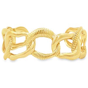 Ce bracelet jonc en forme de chaîne en acier doré arbore un design audacieux et contemporain. Ses maillons texturés s'entrelacent avec élégance, offrant un contraste visuel captivant. Un accessoire raffiné qui rehaussera votre style avec une touche de luxe discret. Idéal pour compléter une tenue chic ou décontractée.