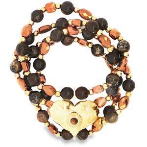 Ce bracelet à plusieurs rangs élastiques est orné de perles et d'un charm en forme de cœur en acier doré. Le bracelet est un accessoire de mode parfait pour ajouter une touche d'éclat à votre look de tous les jours. Il est confortable à porter et peut être associé à d'autres bijoux pour un look plus personnalisé.