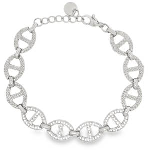 Ce bracelet élégant revisite avec modernité le grand classique du maillon grain de café stylisé. Alliant robustesse et raffinement, c’est une pièce lumineuse qui habillera votre poignet en toute occasion. Le bracelet est composé d'une succession de maillons ovales évidés, reliés par de petits anneaux polis pour une fluidité parfaite sur le poignet. Certains maillons sont délicatement sertis d'un pavage de cristaux transparents, captant la lumière à chaque mouvement pour un effet scintillant irrésistible. Fermoir mousqueton sécurisé avec chaînette de réglage pour s'adapter à tous les poignets.