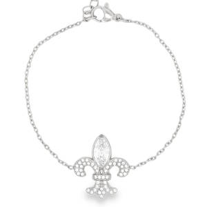 Ce superbe bracelet allie l'élégance intemporelle de la royauté à la modernité de l'acier chirurgical. Pièce maîtresse de toute collection de bijoux, il se distingue par son motif central raffiné et sa brillance éclatante. Le bracelet met en avant une magnifique fleur de lys, symbole historique de noblesse et de pureté. Le motif est finement travaillé avec une attention particulière portée aux détails des courbes. Le pendentif central est entièrement pavé de petits cristaux blancs scintillants. Le pétale supérieur est orné d'une pierre plus imposante de forme marquise, créant un point focal lumineux et sophistiqué. Fermoir mousqueton sécurisé avec chaînette de réglage pour s'adapter à tous les poignets.