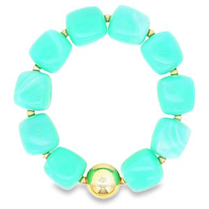 Ce bracelet allie élégance moderne et fraîcheur estivale. C’est un accessoire audacieux qui joue sur les contrastes de formes et de matières pour sublimer votre poignet. Le bracelet est composé de perles en résine d'un bleu turquoise vibrant. Leur forme cube arrondi apporte un aspect organique et contemporain, tandis que les marbrures délicates à l'intérieur de la matière donnent un effet de profondeur unique à chaque élément. Une sphère en acier doré parfaitement polie sert de point focal, créant un contraste luxueux avec la douceur des perles turquoises. Grâce à sa structure élastique, il s'adapte facilement à la morphologie du poignet tout en restant léger à porter au quotidien.