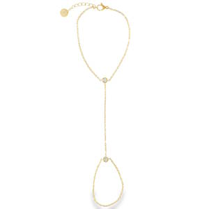 Sublimez la ligne de votre main avec ce bracelet de main d'une finesse absolue. Alliant modernité et délicatesse, ce bijou deux-en-un habille votre poignet et votre doigt d'un seul mouvement fluide et scintillant. Une chaîne maille forçat ultra-fine reliant le poignet au majeur, ponctuée par deux délicats cristaux sertis clos. Ces points de lumière captent le regard à chaque mouvement. Doté d'une chaînette d'extension (3 cm) au niveau du poignet, il s'adapte parfaitement à toutes les morphologies pour un maintien optimal.