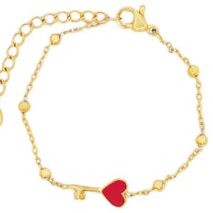 Craquez pour ce ravissant bracelet alliant finesse et fantaisie, conçu spécialement pour illuminer le poignet des plus jeunes. Ce bijou délicat est un cadeau idéal pour célébrer un moment spécial ou simplement pour faire plaisir. Le point central de ce bijou est son charmant pendentif en forme de clé, dont la tête est un cœur émaillé d'un rouge vif et passionné. Le contraste entre le doré éclatant de l'acier et le rouge brillant apporte une touche de gaieté et de modernité. Grâce à sa chaînette d'extension à larges maillons, il s'adapte parfaitement à la croissance de l'enfant pour un maintien confortable.