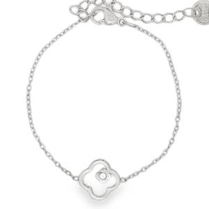 Ce ravissant bracelet en acier est un cadeau idéal pour une petite fille, alliant élégance discrète et robustesse. Conçu pour résister aux aventures du quotidien, il mise sur un design à la fois moderne et intemporel. Le bracelet met en avant un délicat trèfle évidé aux contours arrondis et doux. En son centre, un petit cristal scintillant apporte une touche de lumière et de préciosité. Grâce à sa chaînette d'extension à larges maillons, il s'adapte parfaitement à la croissance de l'enfant pour un maintien confortable.