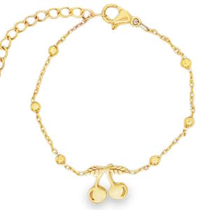 Apportez une touche de gourmandise et de fraîcheur au poignet de votre enfant avec ce ravissant bracelet. Conçu pour allier style et robustesse, ce bijou est le cadeau idéal pour célébrer un moment spécial. Une adorable paire de cerises finement travaillée, suspendue délicatement au centre de la chaîne. Grâce à sa chaînette d'extension à larges maillons, il s'adapte parfaitement à la croissance de l'enfant pour un maintien confortable.