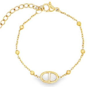 Apportez une touche d'élégance et de finesse au poignet de votre enfant avec ce ravissant bracelet en acier inoxydable doré. Alliant durabilité et style, ce bijou est conçu pour accompagner les plus jeunes dans toutes leurs aventures quotidiennes sans perdre de son éclat. En son centre, un élégant grain de café aux finitions soignées. Grâce à sa chaînette d'extension à larges maillons, il s'adapte parfaitement à la croissance de l'enfant pour un maintien confortable.
