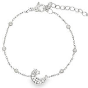 Apportez une touche de magie au poignet de votre enfant avec ce délicat bracelet au design céleste. Alliant robustesse et élégance, c'est le cadeau idéal pour célébrer un moment spécial ou simplement pour faire briller le quotidien. Un magnifique pendentif en forme de croissant de lune serti de petits cristaux scintillants, accompagné d'une petite étoile discrète pour un look féerique. Grâce à sa chaînette d'extension à larges maillons, il s'adapte parfaitement à la croissance de l'enfant pour un maintien confortable.