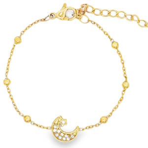 Apportez une touche de magie au poignet de votre enfant avec ce délicat bracelet au design céleste. Alliant robustesse et élégance, c'est le cadeau idéal pour célébrer un moment spécial ou simplement pour faire briller le quotidien. Un magnifique pendentif en forme de croissant de lune serti de petits cristaux scintillants, accompagné d'une petite étoile discrète pour un look féerique. Grâce à sa chaînette d'extension à larges maillons, il s'adapte parfaitement à la croissance de l'enfant pour un maintien confortable.