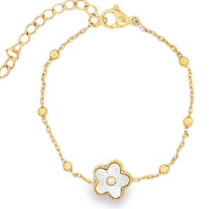 Apportez une touche de poésie et d’élégance au poignet des plus jeunes avec ce ravissant bracelet. Conçu avec soin, ce bijou allie la robustesse de l'acier à la délicatesse des matières naturelles pour un résultat à la fois chic et intemporel. Une magnifique petite fleur à cinq pétales, dont le cœur est habillé d’une nacre véritable aux reflets irisés. Un petit brillant discret est serti au centre pour capter la lumière. Grâce à sa chaînette d'extension à larges maillons, il s'adapte parfaitement à la croissance de l'enfant pour un maintien confortable.