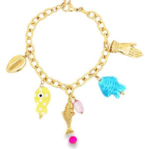 Ce bracelet à breloques présente un style à la fois ludique et élégant, parfait pour ajouter une touche de fantaisie à une tenue estivale. Le bracelet se compose d'une maille forçat robuste en acier inoxydable doré, offrant une brillance chaleureuse et une grande durabilité. Son allure vintage chic est renforcée par une sélection de breloques hétéroclites inspirées de l'univers marin et de la chance. Une main finement ciselée en métal doré, rappelant les talismans anciens. Un poisson d'un bleu azur vibrant, apportant une note de couleur méditerranéenne. Un petit poisson doré texturé accompagné d'une perle rayée rose et blanche et d'une perle fuchsia éclatante. Une breloque stylisée jaune à pois blancs avec un motif d'œil, évoquant les amulettes protectrices. Un coquillage (grain de café) en relief doré, symbole de voyage et d'exotisme. Équipé d'une chaînette d'extension permettant d'adapter parfaitement la taille à toutes les morphologies de poignet.