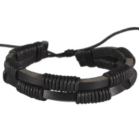 Bracelet double rangs resserrés par des cordons en cuir de couleur noire.