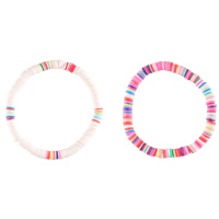 Bracelet élastique composé de perles cylindriques heishi en résine synthétique et caoutchouc de couleur acidulée. Coloris différents selon arrivage.