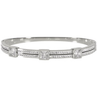 Bracelet jonc rigide en acier argenté pavé en partie de strass et surmonté de 3 cristaux sertis clos de forme carré.