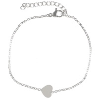 Bracelet composé d'une chaîne et d'un cœur en acier argenté. Fermoir mousqueton avec 4 cm de rallonge.