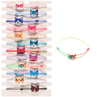 Bracelet fantaisie composé d'un cordon élastique en coton de couleur et d'une tête de chat avec coloris en émail. 12 coloris différents. Vendu à l'unité, votre préférence en commentaire.