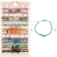 Bracelet composé d'un cordon en coton, de perles de couleur et de pierres de couleur. 12 modèles différents. Vendu à l'unité.