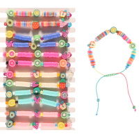 Bracelet fantaisie composé d'un cordon en coton, des perles en forme de fruits et des perles cylindriques en caoutchouc multicolore. 12 modèles différents. Vendu à l'unité. Votre préférence en commentaire.