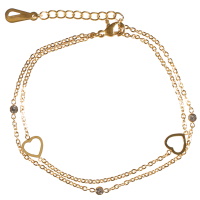Bracelet double rangs composé d'une chaîne avec deux cœurs en acier doré et d'une chaîne en acier doré avec trois cristaux sertis clos. Fermoir mousqueton avec 3 cm de rallonge.