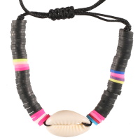 Bracelet fantaisie composé d'un cordon en coton de couleur noir, de perles cylindriques heishi en résine synthétique et caoutchouc multicolore et d'un coquillage cauri.