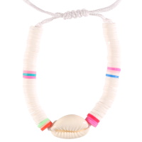 Bracelet fantaisie composé d'un cordon en coton de couleur blanc, de perles cylindriques heishi en résine synthétique et caoutchouc multicolore et d'un coquillage cauri.