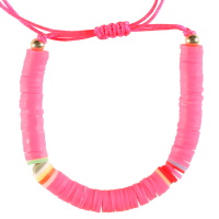 Bracelet fantaisie composé d'un cordon en coton de couleur rose fluo et de perles cylindriques heishi en résine synthétique et caoutchouc multicolore.