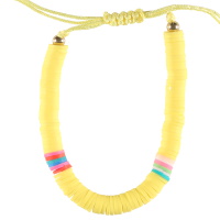 Bracelet fantaisie composé d'un cordon en coton de couleur jaune et de perles cylindriques heishi en résine synthétique et caoutchouc multicolore.