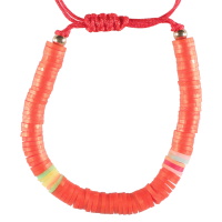 Bracelet fantaisie composé d'un cordon en coton de couleur rouge et de perles cylindriques heishi en résine synthétique et caoutchouc multicolore.