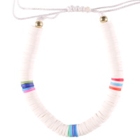 Bracelet fantaisie composé d'un cordon en coton de couleur blanc et de perles cylindriques heishi en résine synthétique et caoutchouc multicolore.
