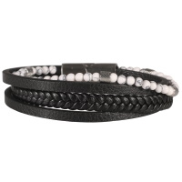Bracelet multi rangs pour homme composé de trois cordons en cuir de couleur noir et d'un cordon de perles de couleur blanche et de rondelles larges en acier argenté.