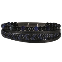 Bracelet multi rangs pour homme composé de deux cordons en cuir de couleur noir, un cordon en cuir de couleur bleu et d'un cordon de perles de couleur bleue.