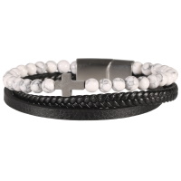 Bracelet multi rangs pour homme composé de deux cordons en cuir de couleur noir et d'un cordon de perles de couleur blanche avec une croix en acier argenté.