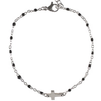 Bracelet composé d'une chaîne en acier argenté, de perles en émail de couleur noir et d'une croix en acier argenté. Fermoir mousqueton avec 5 cm de rallonge.