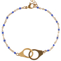 Bracelet composé d'une chaîne en acier doré, de perles en émail de couleur bleu et d'une paire de menottes en acier doré. Fermoir mousqueton avec 5 cm de rallonge.