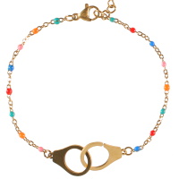 Bracelet composé d'une chaîne en acier doré, de perles en émail multicolore et d'une paire de menottes en acier doré. Fermoir mousqueton avec 5 cm de rallonge.