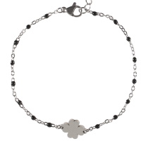 Bracelet composé d'une chaîne en acier argenté, de perles en émail de couleur noir et d'un trèfle à 4 feuilles en acier argenté. Fermoir mousqueton avec 5 cm de rallonge.