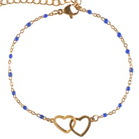 Bracelet composé d'une chaîne en acier doré, de perles en émail de couleur bleu et d'une paire de cœurs entrelacés en acier doré. Fermoir mousqueton avec 5 cm de rallonge.