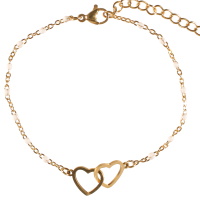 Bracelet composé d'une chaîne en acier doré, de perles en émail de couleur blanc et d'une paire de cœurs entrelacés en acier doré. Fermoir mousqueton avec 5 cm de rallonge.