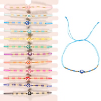 Bracelet fantaisie composé d'un cordon en coton de couleur, de perles miyuki doré et de couleur et d'un œil de Turquie en émail. 12 coloris différents. Vendu à l'unité. Votre préférence en commentaires.