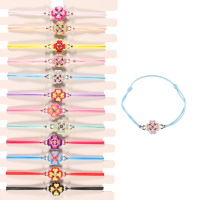 Bracelet fantaisie composé d'un cordon élastique en coton de couleur et d'une pastille en forme de trèfle à 4 feuilles avec motifs de cœur en émail de couleur 12 coloris différents. Vendu à l'unité. Votre préférence en commentaires.