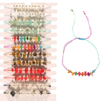 Bracelet fantaisie composé d'un cordon en coton de couleur, de perle en métal doré et de pierres de couleur. 6 coloris différents. Vendu à l'unité. Votre préférence en commentaires.