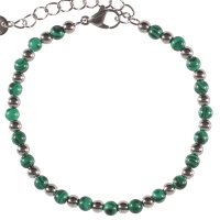 Bracelet composé de perles en acier argenté et de perles en pierre d'imitation malachite. Fermoir mousqueton avec 4 cm de rallonge.