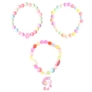 Lot de 3 bracelets élastiques pour enfants composés de perles multicolores et d'un pendentif en forme de licorne.