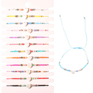 Bracelet fantaisie composé d'un cordon de couleur, de perles multicolores et d'un cœur en nacre. 12 coloris différents. Vendu à l'unité. Votre préférence en commentaire.