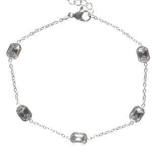 Bracelet composé d'une chaîne en acier argenté et de cinq cristaux sertis clos de forme rectangulaire. Fermoir mousqueton avec 5 cm de rallonge.